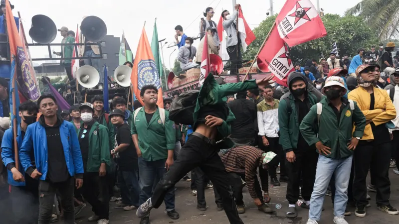 Police clash with protesters over Indonesia law change