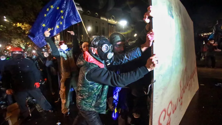 Georgia: Protesters clash with police after PM suspends EU membership talks