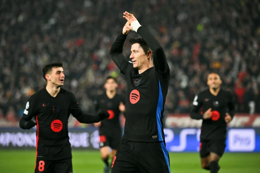 Lewandowski double helps Barcelona hit five against Red Star