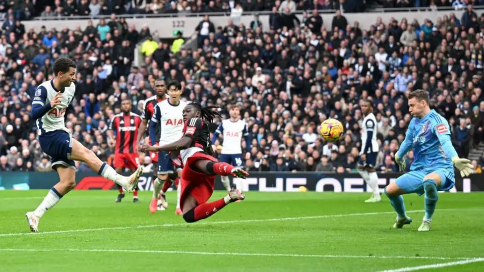 Sloppy Spurs held to home draw by 10-man Fulham