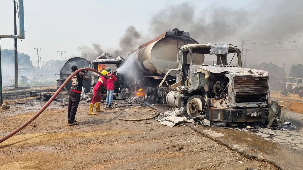 Southern Nigeria: At least 18 dead after tanker carrying gasoline exploded