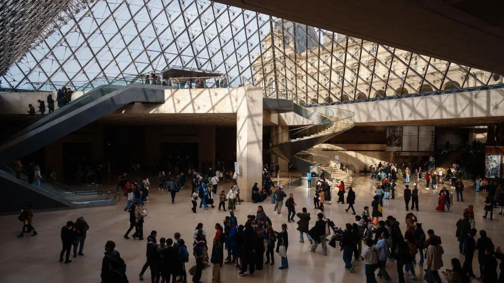 Macron to visit Louvre after warning over museum’s poor conditions
