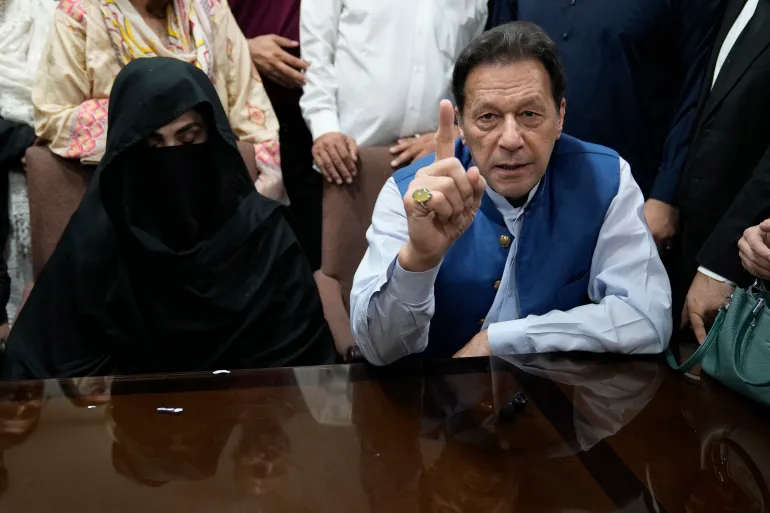 Pakistan: Ex-PM Khan, wife jailed in corruption case