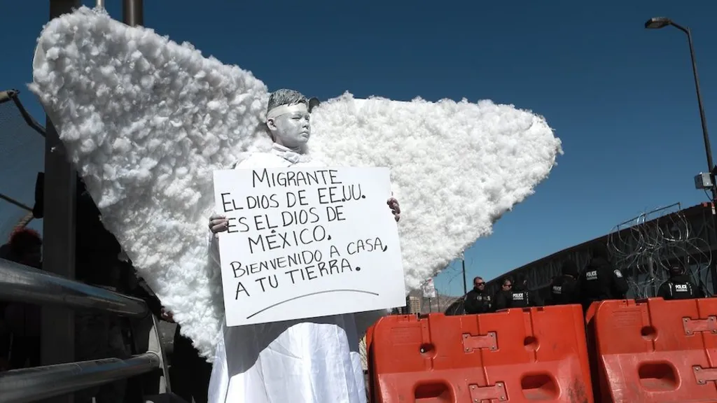 Mexico: Workers set up tent city to house deportees from US