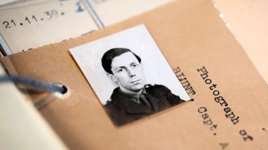 Queen not officially told for years about Palace spy, MI5 papers reveal