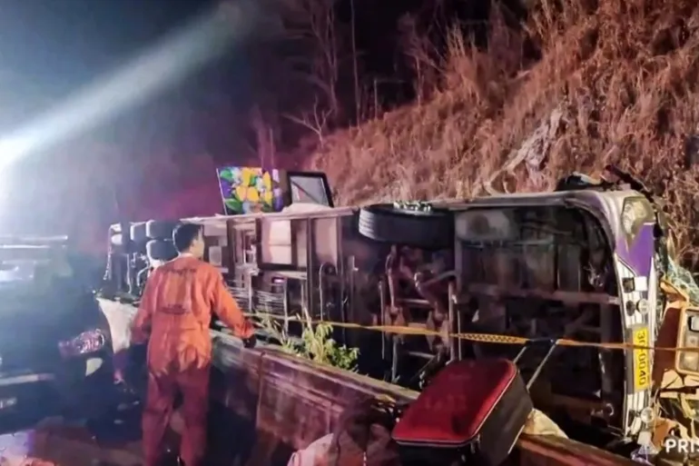 Tour bus crash in eastern Thailand kills at least 18
