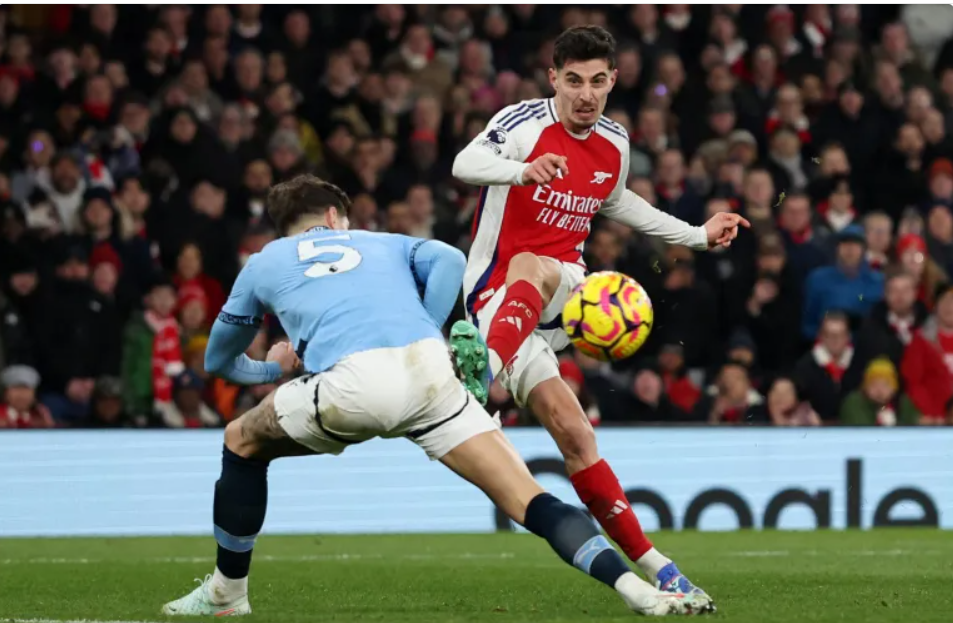 Arsenal keep title hunt alive with 5-1 hammering of Manchester City